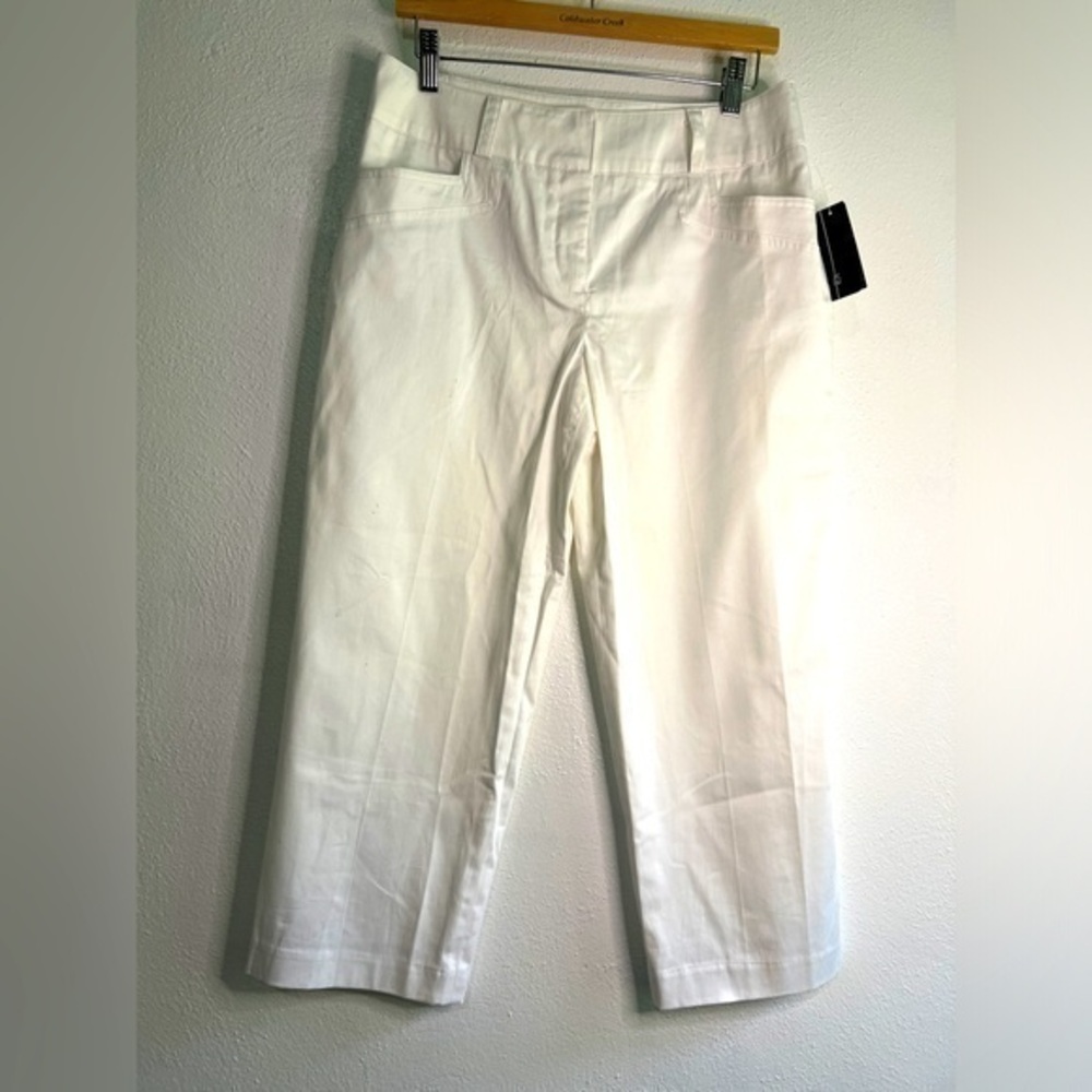 AGB white cropped pants, lined. 2 front pockets, 2 back. Sz 6. NWT.